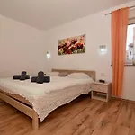 Stella شقة زادار